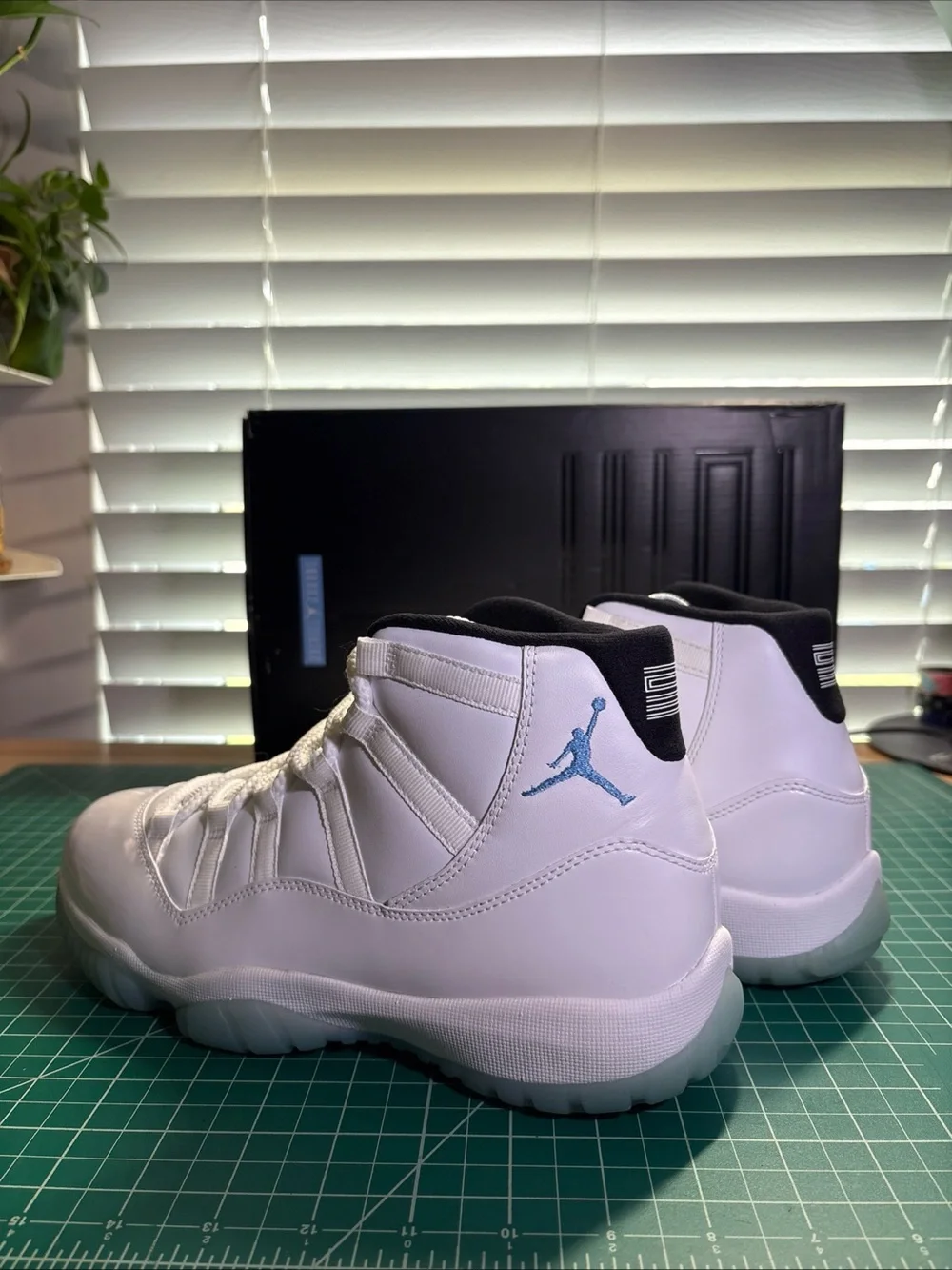 Air Jordan 11 Retro Men’s Size 8 Blue Columbia White Rare Never Worn